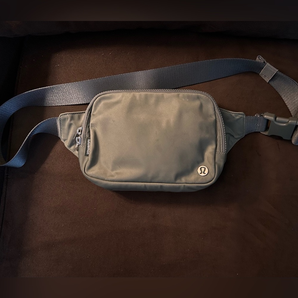 Lulumon 2L belt bag